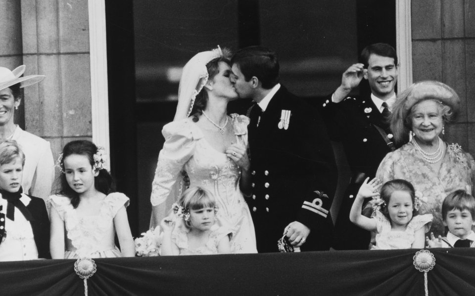 The Duke and Duchess of York kissing on their wedding day balcony.