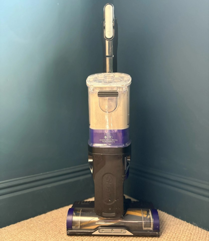 Shark IZ202UKT cordless vacuum cleaner.