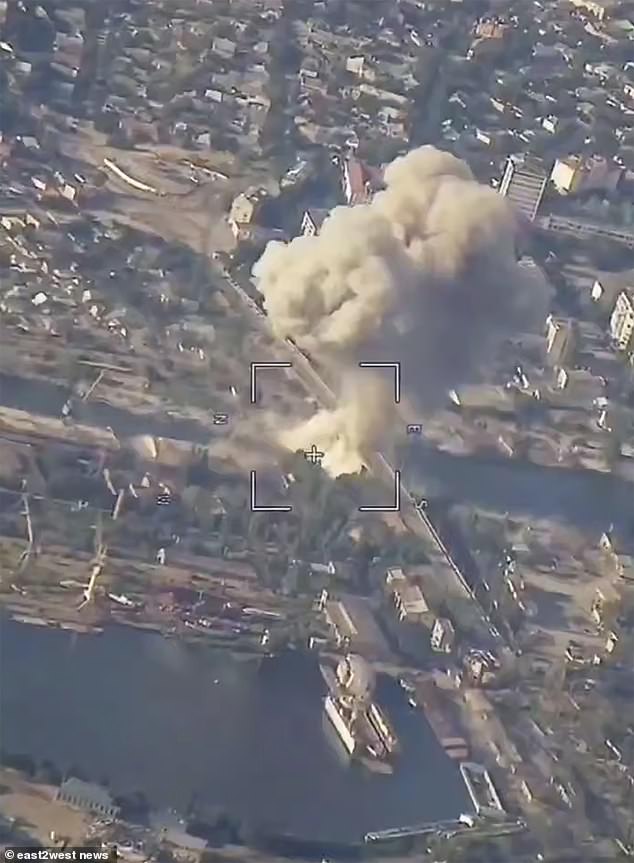 The Russian army bombs in Kherson caused damage to a gas pipeline, while residents urged to evacuate