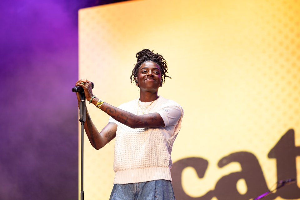 Cat Burns performing at a music festival.
