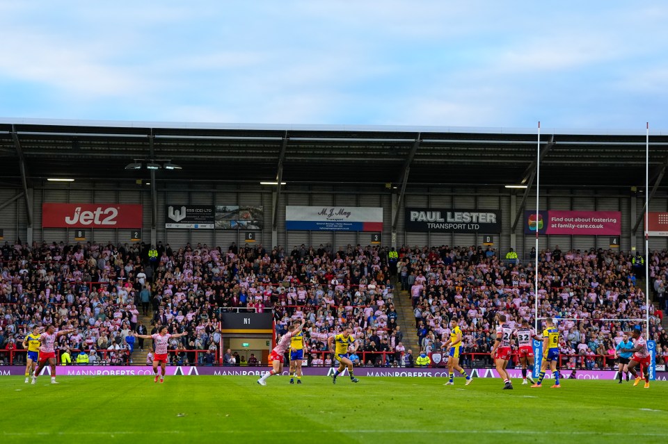 Rugby league match between Leigh Leopards and Warrington Wolves.