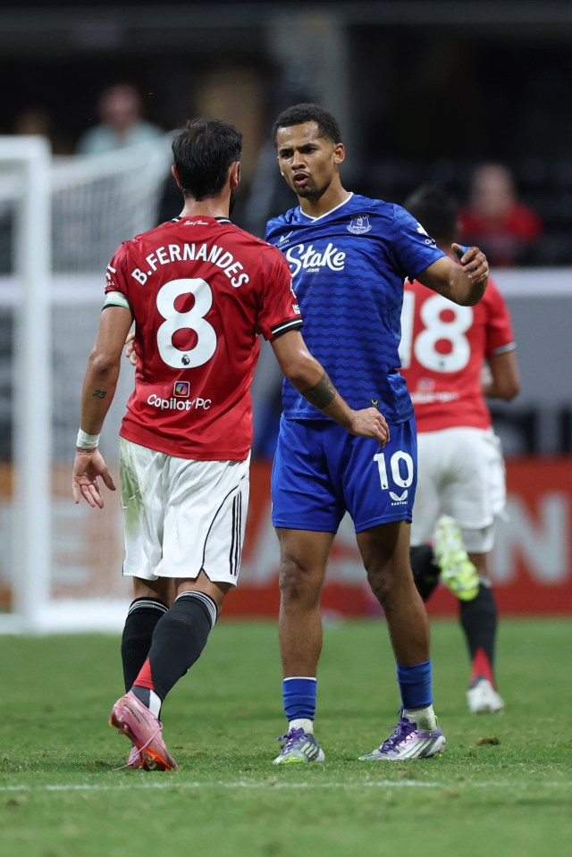 Bruno Fernandes of Manchester United arguing with an Everton player.