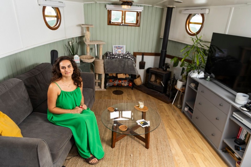 A young woman revealed how she saves £500 on bills a month - after ditching her flat and moving into a 48ft house boat. Lucy Barwick, 28, was sick of paying £1,600-a-month for a three-bedroom flat with her ex partner in Bedminster, Bristol. The wholesale operator was looking for a "viable option" with space for her and her cat Mr Biscuits. Bristol. August 1 2025. Photo released 04/08/2025