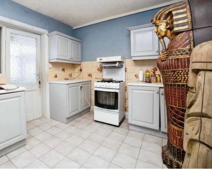 Photo of a bungalow kitchen with an Egyptian statue.