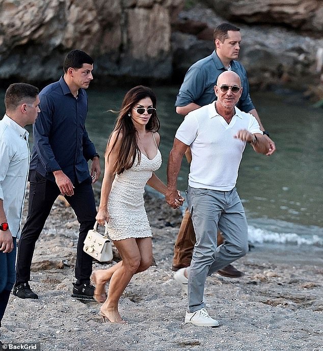 Lauren wowed in the dress which clung to her incredible figure