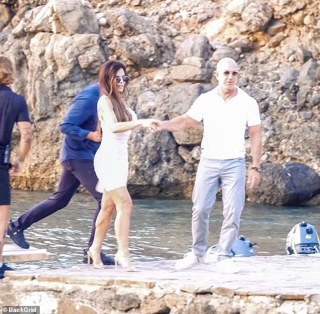 Lauren wears a $5million diamond wedding ring that has fans as well as jewelers in an uproar
