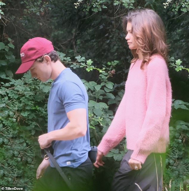 While Tom, 29, donned a plain blue top and a pair of black joggers for the stroll