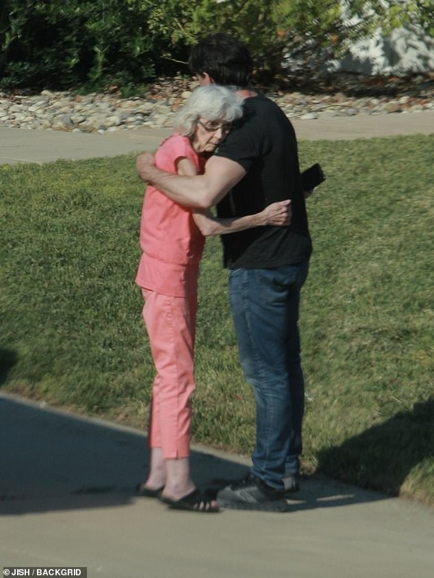 Her estranged husband Phypers consoled his mother with a sweet embrace