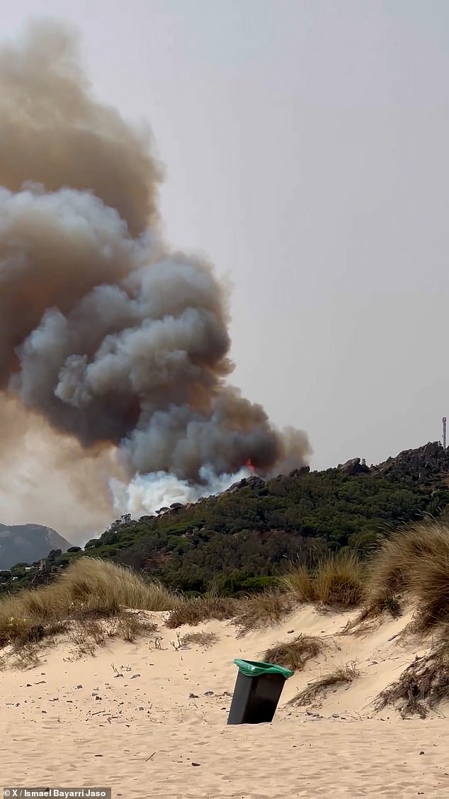 The flames are spreading in the hills of Torre de la Peña, behind the hugely popular resort of Tarifa
