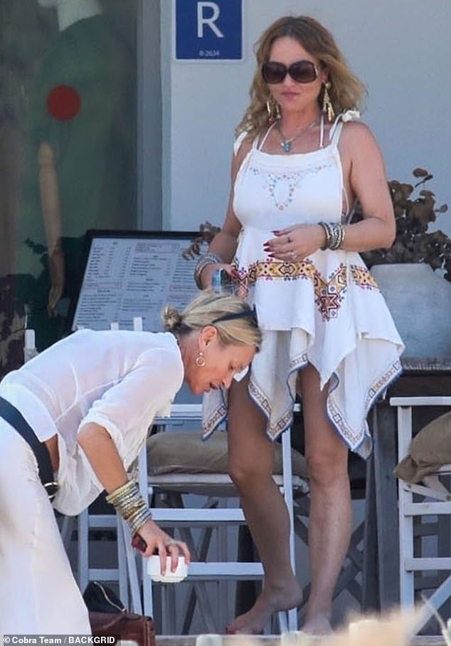 Later Kate (L) caught up again with pal Jaime (R) as they enjoyed a spot of retail therapy at a small store on the beach.