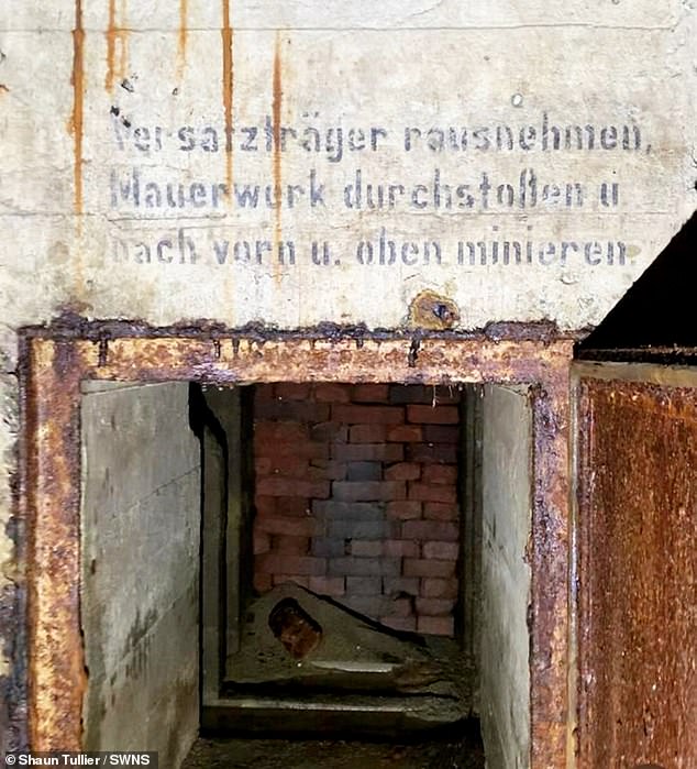 The writing in the tunnel reads: 'Versatztrager rausnehmen mauerwork durchstollen u bach vorn u oben minieren' which rougly translates to 'Remove substitute supports, tunnel through the masonry, and mine the creek in front and above'