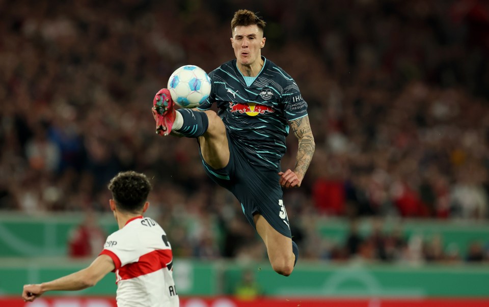 Benjamin Sesko of RB Leipzig controls the ball during a soccer match.