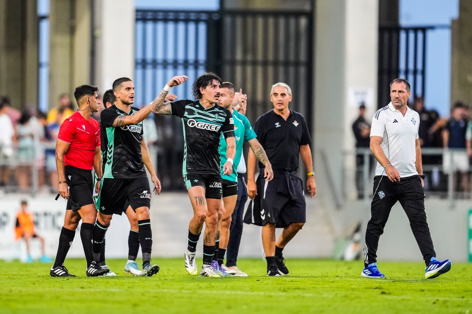 Hector Bellerin of Real Betis protesting during a soccer match.