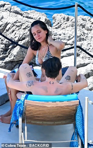 Youngblud and Jesse cosied up on a sun lounger before leaping into the sea during their day at the beach
