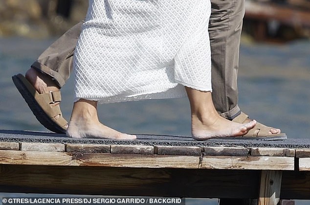 Just a day after bravely teetering over rocky terrain in sky-high stilettos, Lauren kicked off her shoes and went barefoot on the beach and boardwalk
