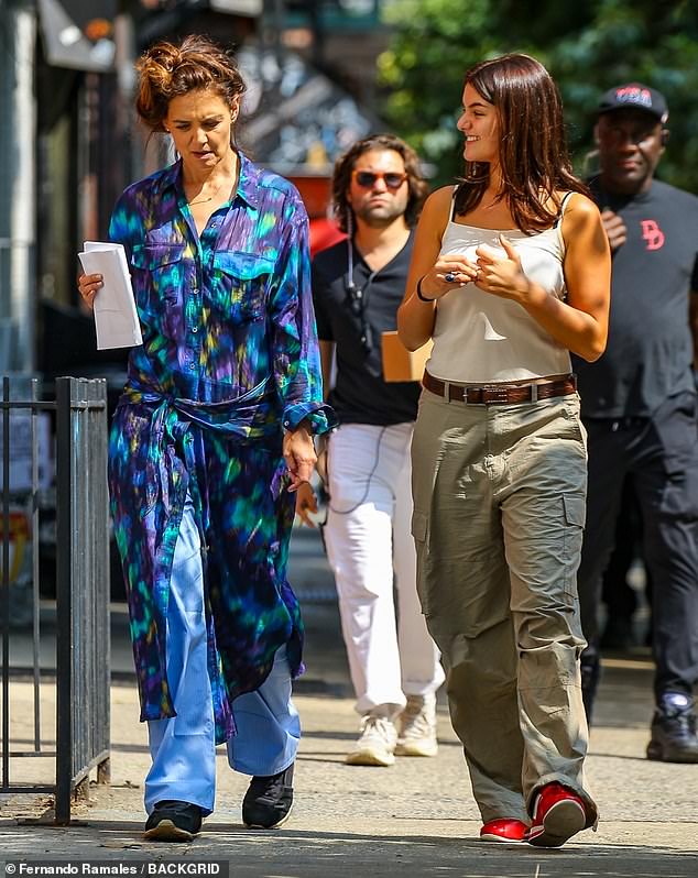 Holmes' 19-year-old mini-me kid looked like she had a fresh tan