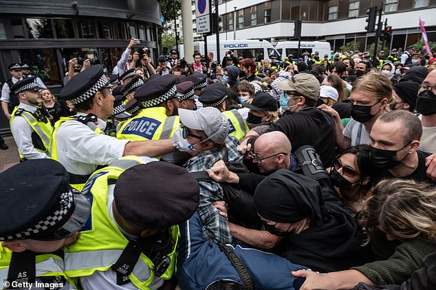 Anti-racism activists clashed with police and anti-migrant protesters last Saturday outside a London hotel where asylum seekers are being housed