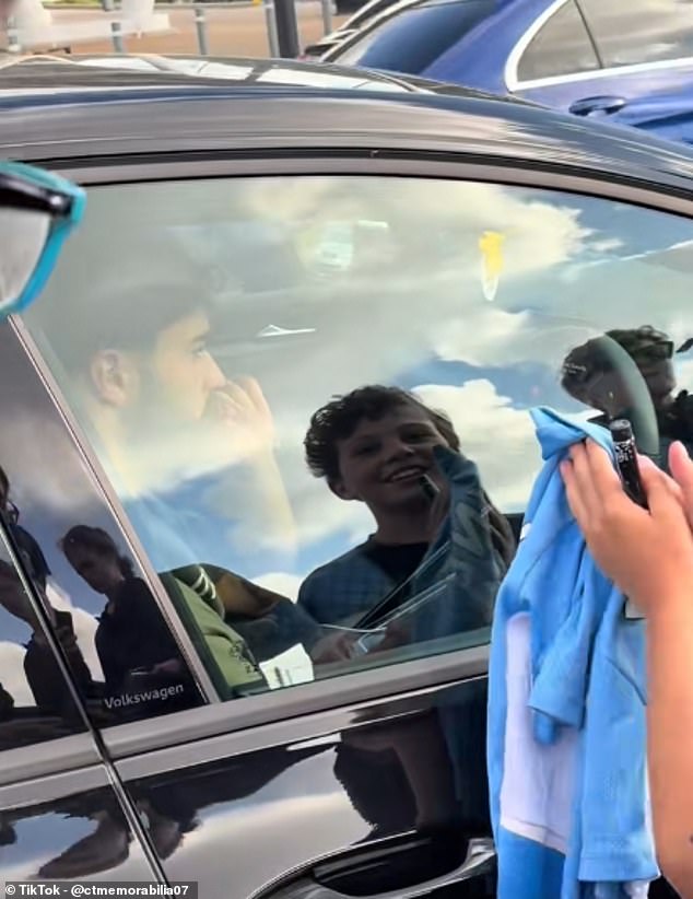 Josko Gvardiol was also approached by the young group while stopped at a red light