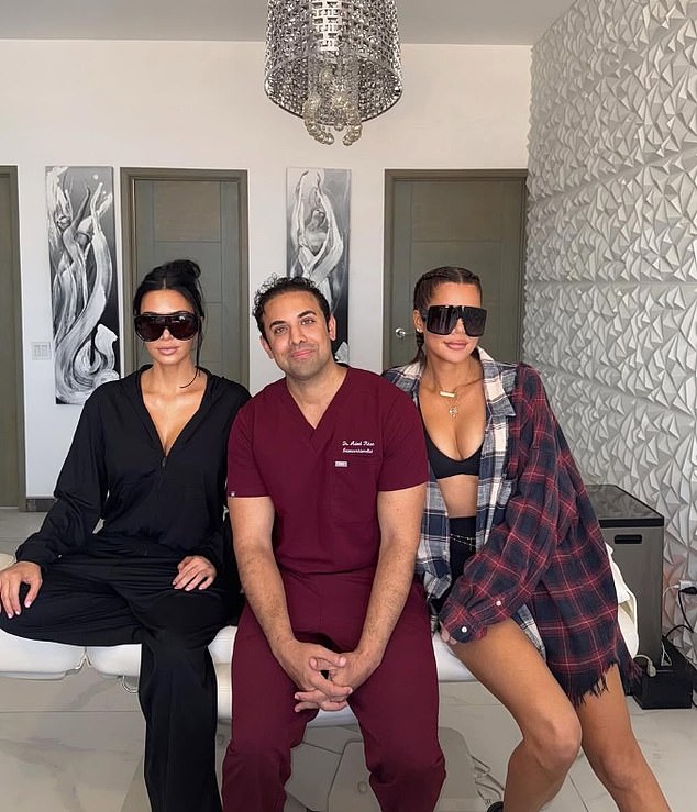 Kim, her doctor and her sister Khloé sitting on a table in the Eterna center in Mexico