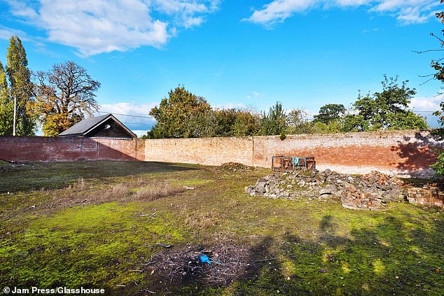 The garden area has been left abandoned and is in desperate need of TLC and fixing up
