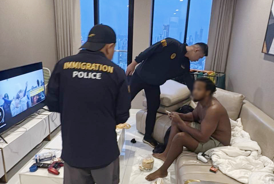 Arrest of a British suspect in a Bangkok condominium during a cannabis smuggling investigation.