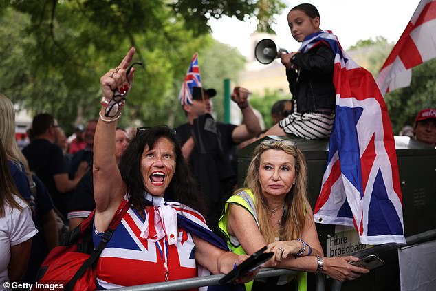 Protesters demonstrate outside the Barbican Thistle Hotel housing migrants on August 2, 2025 in London, England