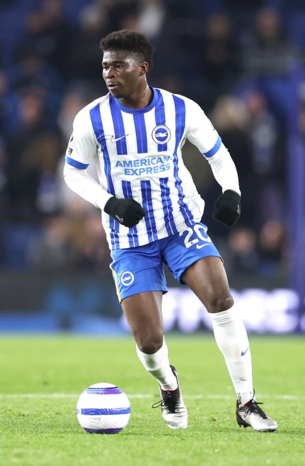 BRIGHTON, ENGLAND - APRIL 02: Carlos Baleba of Brighton & Hove Albion controls the ball during the Premier League match between Brighton & Hove Albion FC and Aston Villa FC at Amex Stadium on April 02, 2025 in Brighton, England. (Photo by Warren Little/Getty Images)