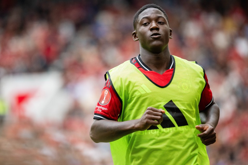Kobbie Mainoo of Manchester United warming up.