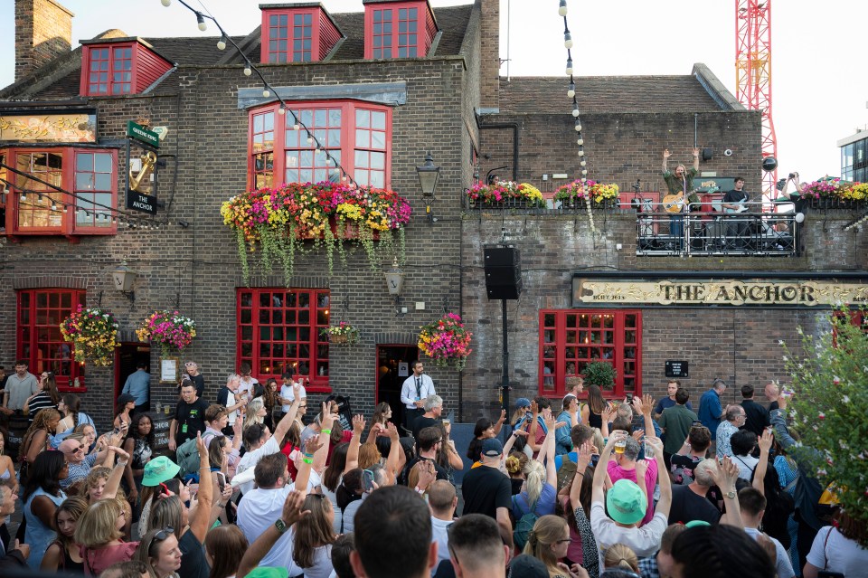 Sam Ryder performing a surprise gig at The Anchor pub in London.