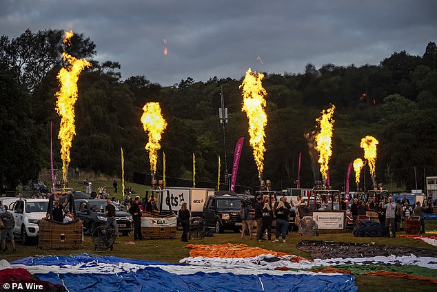 Hot air balloon burners synchronise flames