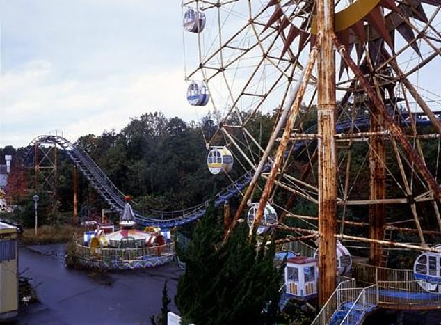 Once a thriving attraction, the 28 billion yen (£141M) resort featured temple halls, rollercoasters, a golden pagoda and a 240ft statue of Kaga Daikannon