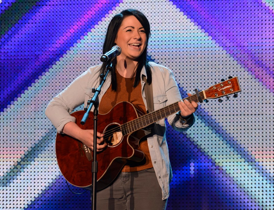 Lucy Spraggan playing guitar and singing.