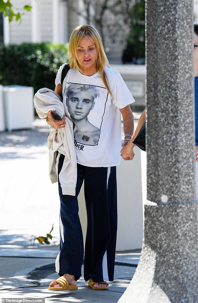 For their casual outing, the model put on a casual display and wore baggy clothes for comfort