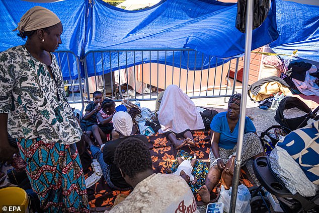 During the summer, the housing association loses two-thirds of its volunteers resulting in the closing of one of its main shelters, in Bagnolet, on the evening of August 5