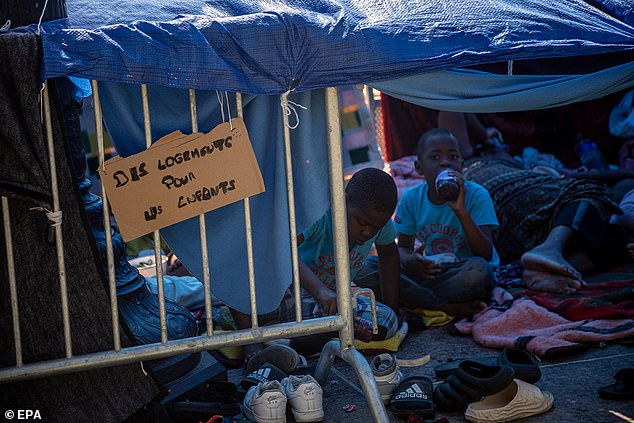 The association has been distributing breakfast to the people who had slept outside the city hall as the numbers of migrants began to increase