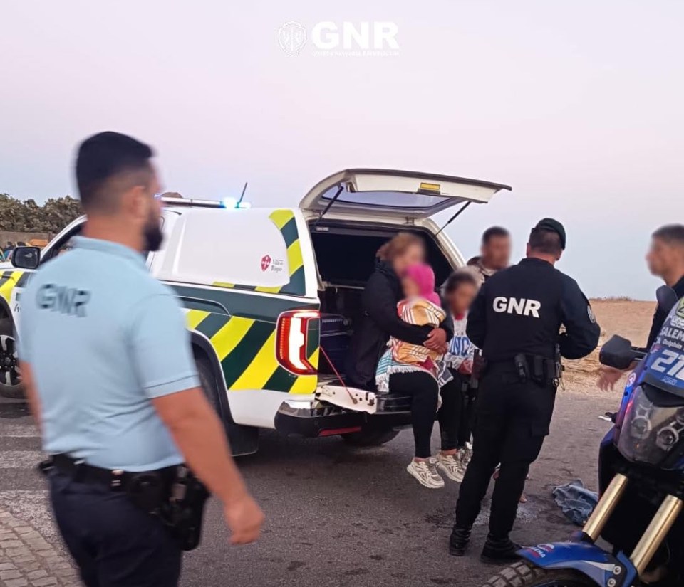 Migrants being assisted by GNR officers.