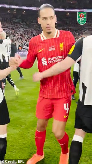 Van Dijk's congratulations to Newcastle players was different than his greeting towards Isak