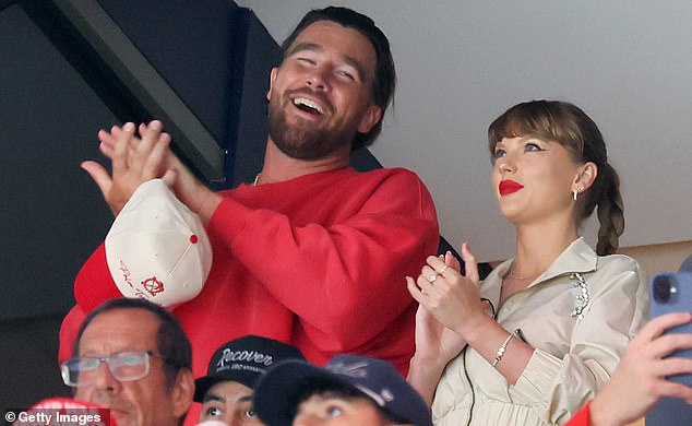 However, the body language expert pointed out signs of 'inner anxiety' from Travis as Jason interviews Taylor