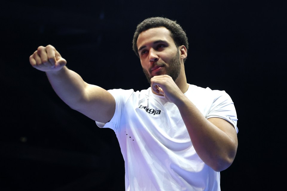 Moses Itauma shadow boxing.