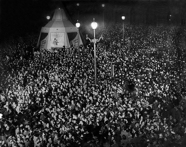 The enormous crowd gathered at Piccadilly Circus on August 15, 1945