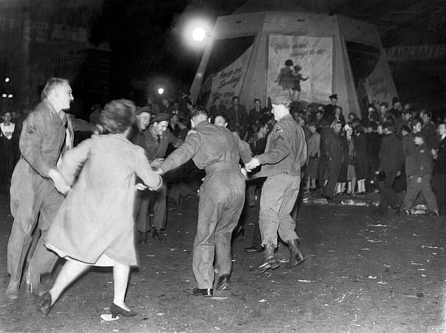 VJ Day celebrations in London. A crowd singing and dancing in Piccadilly Circus, August 14, 1945