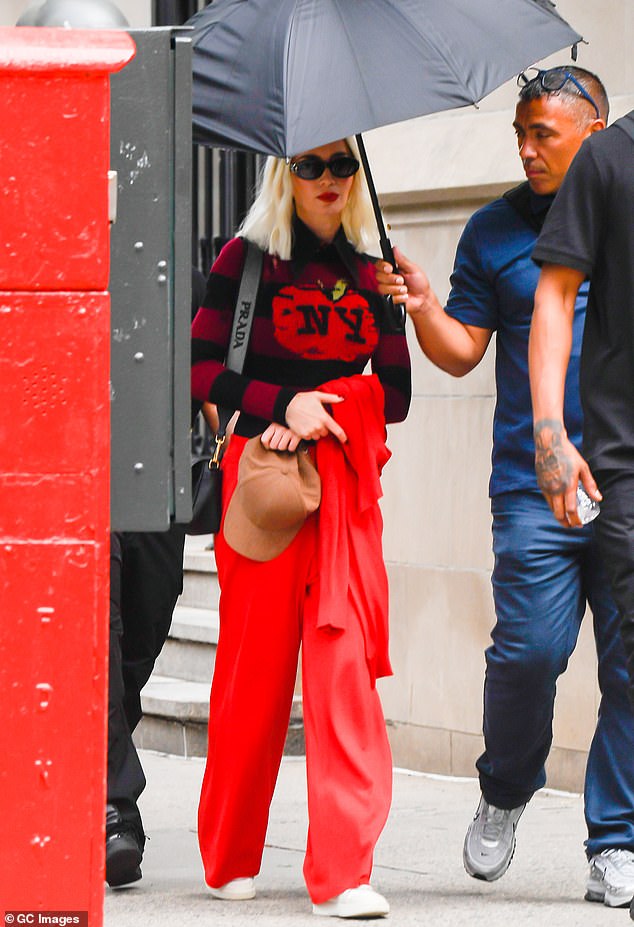 When she was spotted emerging from her trailer at another point during the workday, the skirt-shorts combo was swapped out for crimson slacks