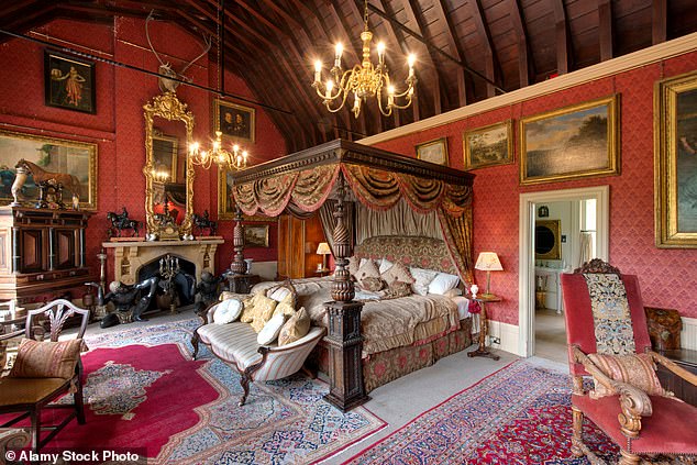 Inside Sir Benjamin's 1,300-acre house in Somerset, with a huge master bedroom
