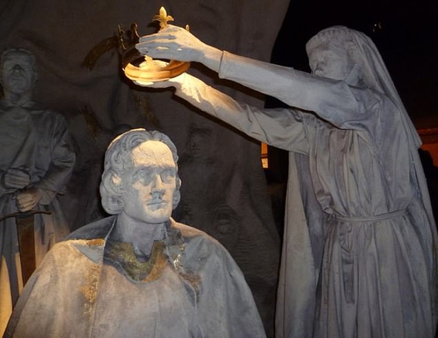The tableau at Edinburgh Castle depicting Isabella MacDuff crowning Robert the Bruce King of the Scots