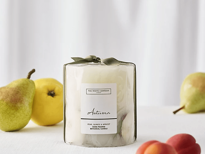 Autumn-scented candle with pears and apricots.