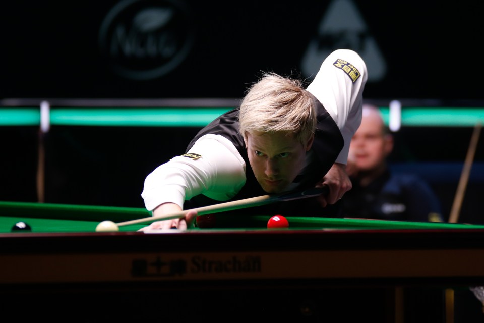 Neil Robertson playing snooker.