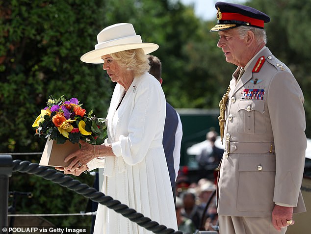 The Queen lay a posy, including jasmine, marigold, orchids, tropical orchid, yellow trumpet, hibiscus, vanda miss orchid, rhododendron and golden wattle