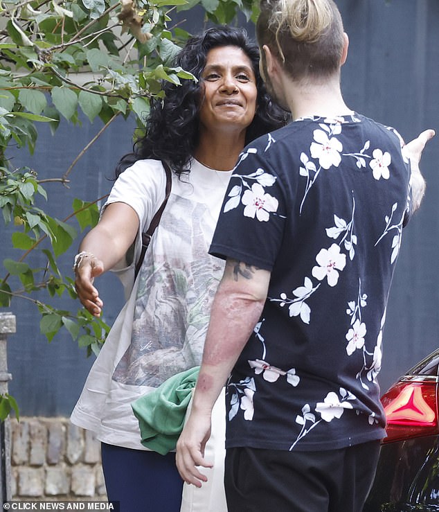 The EastEnders star hugged a pal ahead of her training session