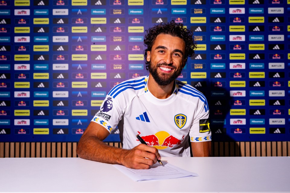 Dominic Calvert-Lewin signing with Leeds United.