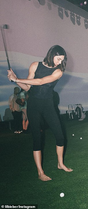 The model-turned-entrepreneur enjoyed an indoor game of mini golf